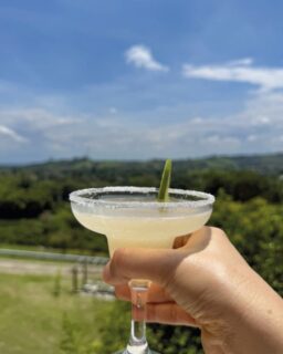 Descubre nuestra carta y disfruta 2x1 en cócteles todos los días. 🍸
El plan perfecto para brindar con esta vista.

Conoce nuestra carta en:
https://lagograndehotel.com/restaurante